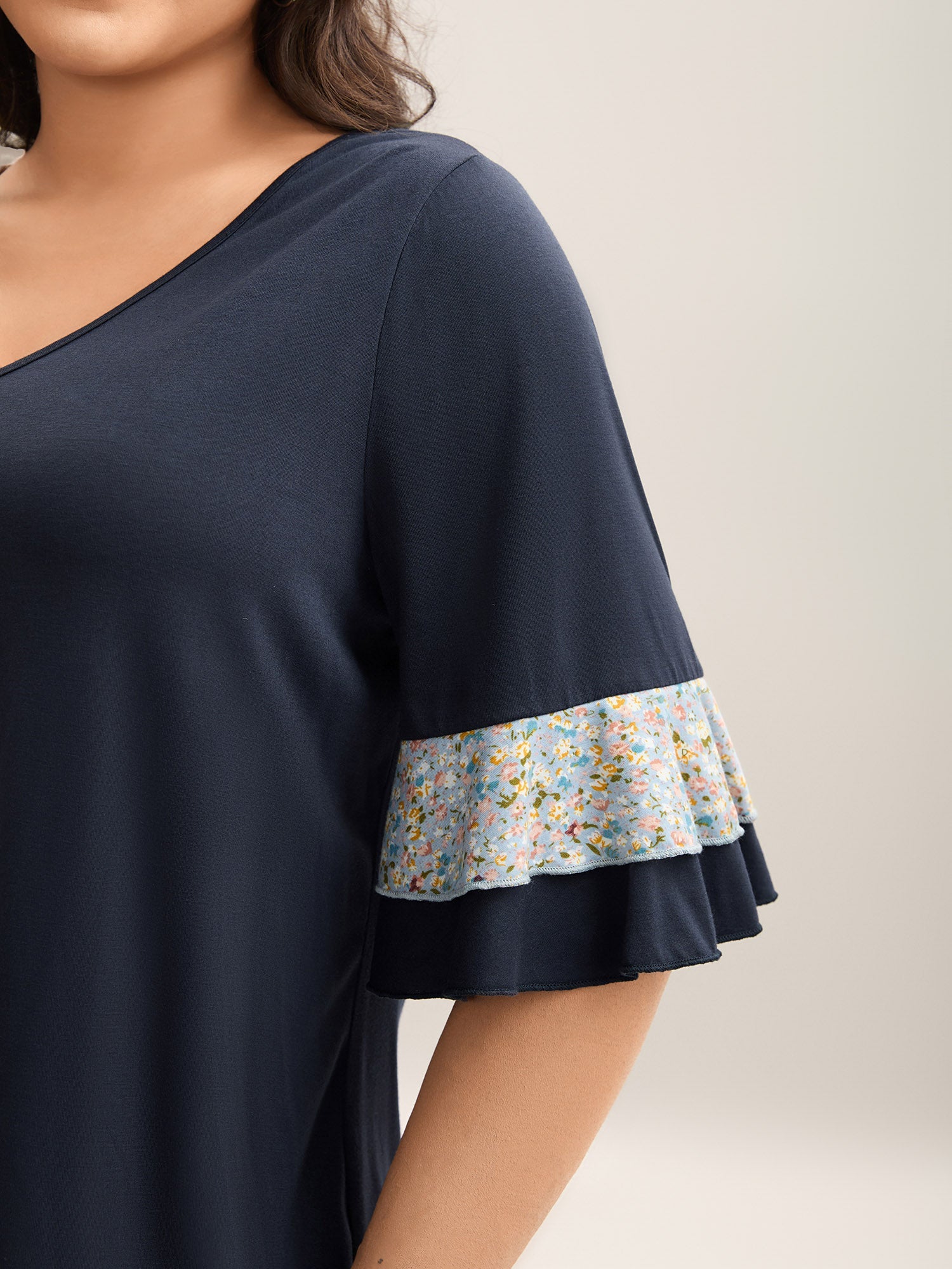 Sleeve Spliced V-Neck Fitted T-Shirt