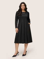 Solid Metal Chain Detail Pocket Plicated Dress