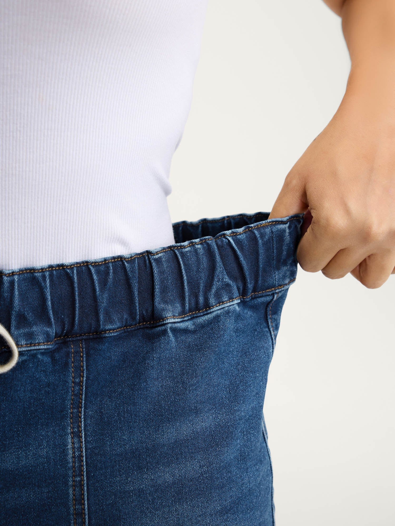 Stretchy Waist Drawstring Straight-Leg Jeans