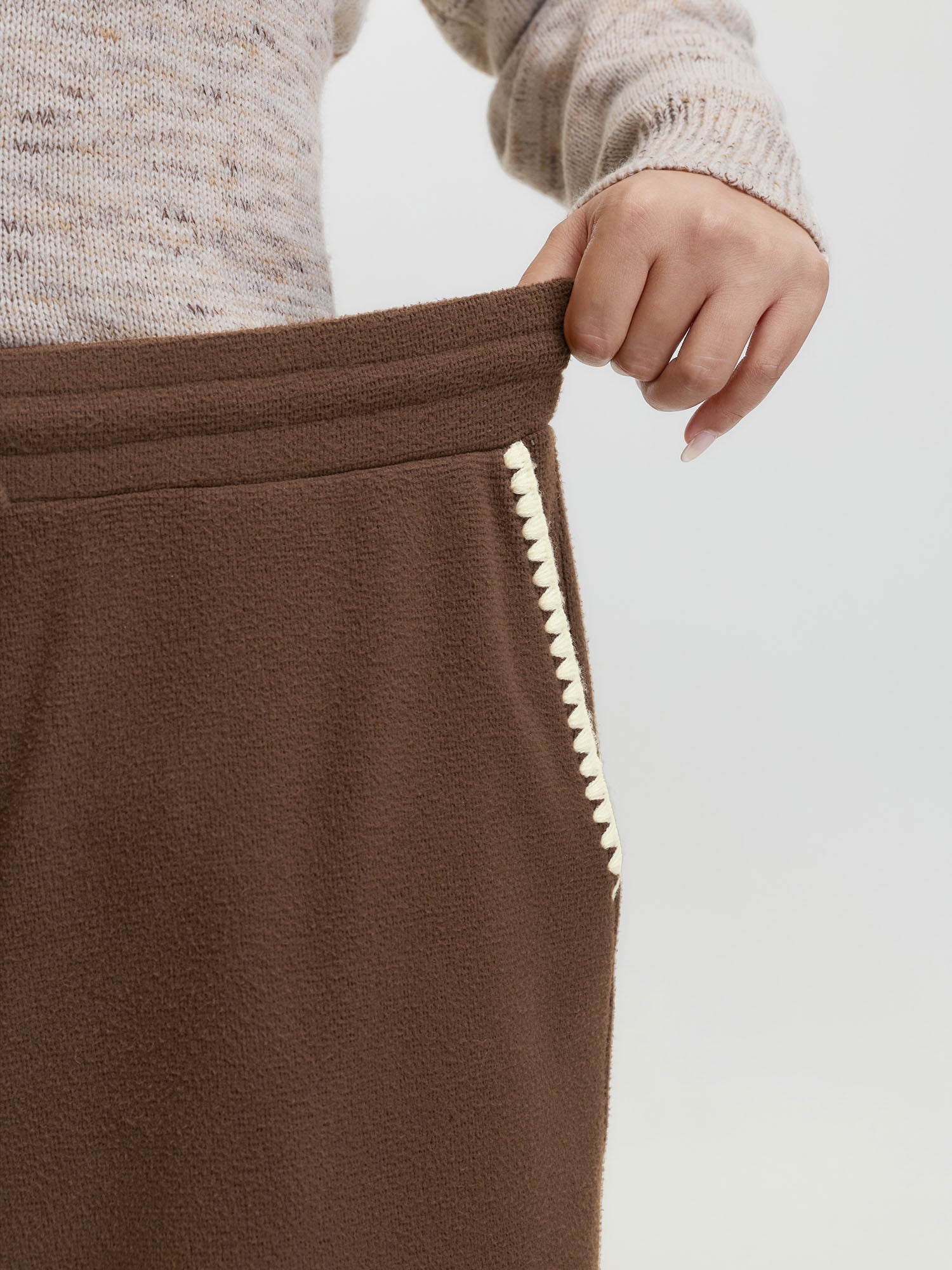 Shell Shaped Embroidery Contrast Pants