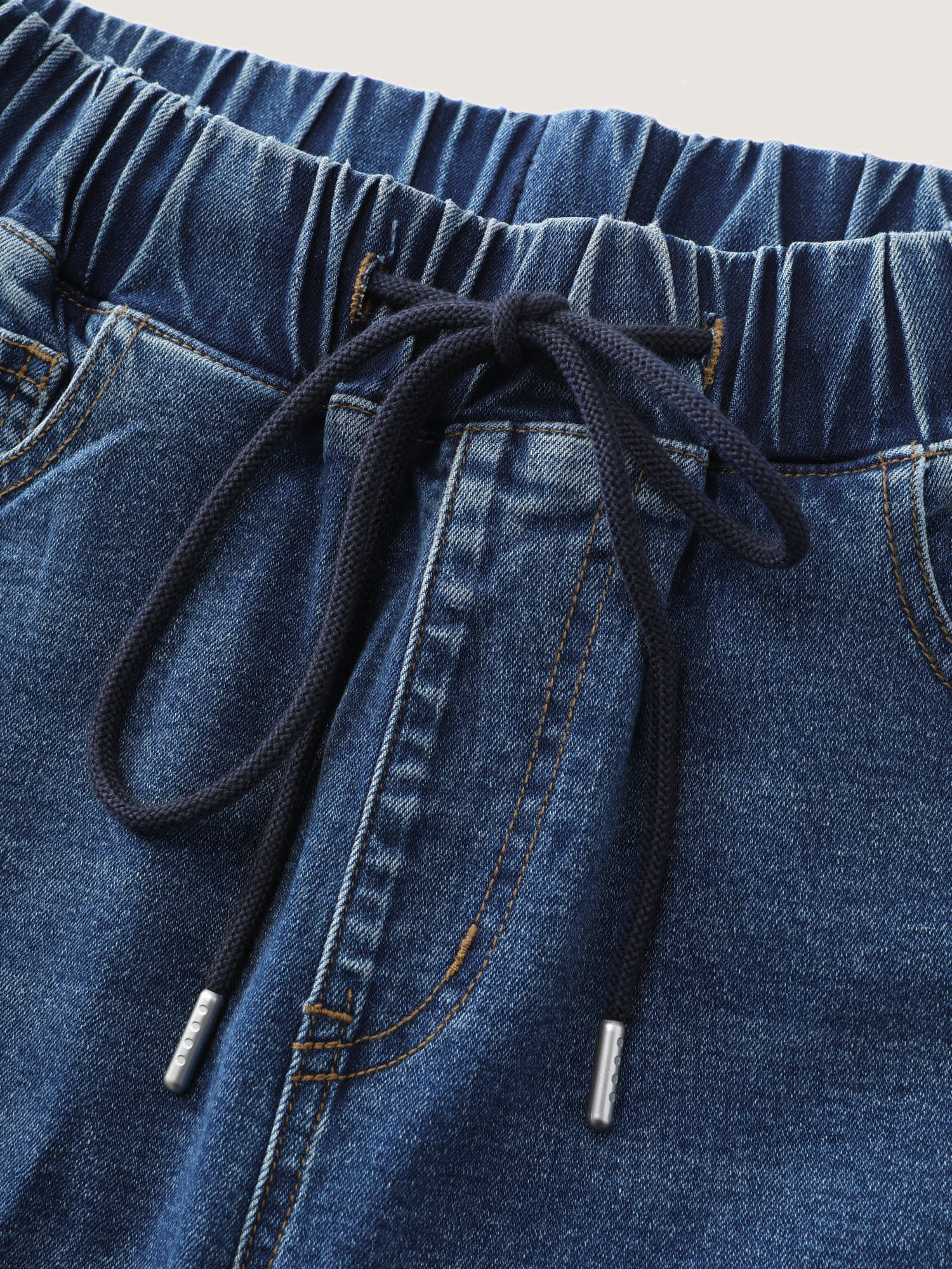 Stretchy Waistband Straight-Leg Jeans