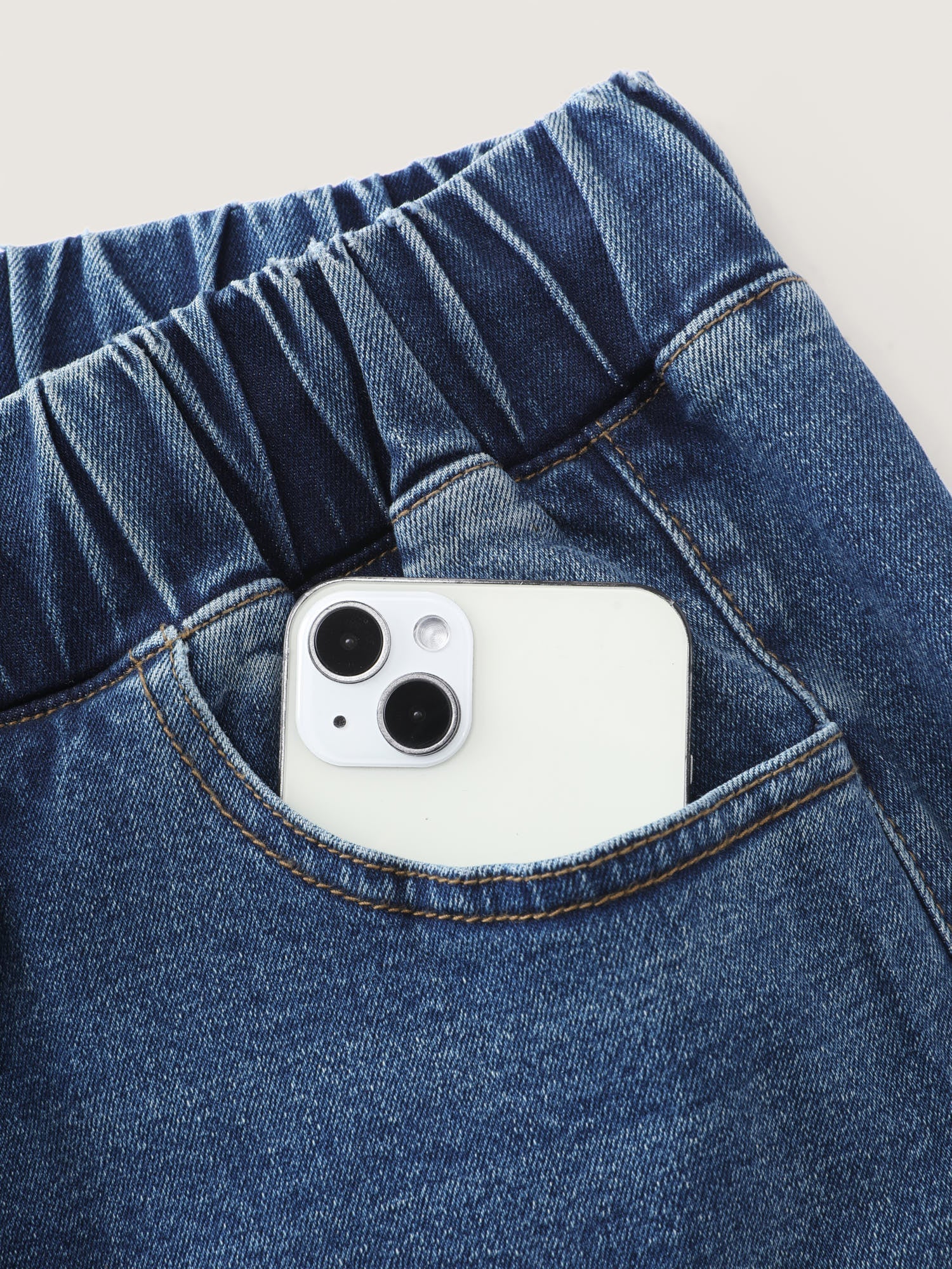 Stretchy Waistband Straight-Leg Jeans