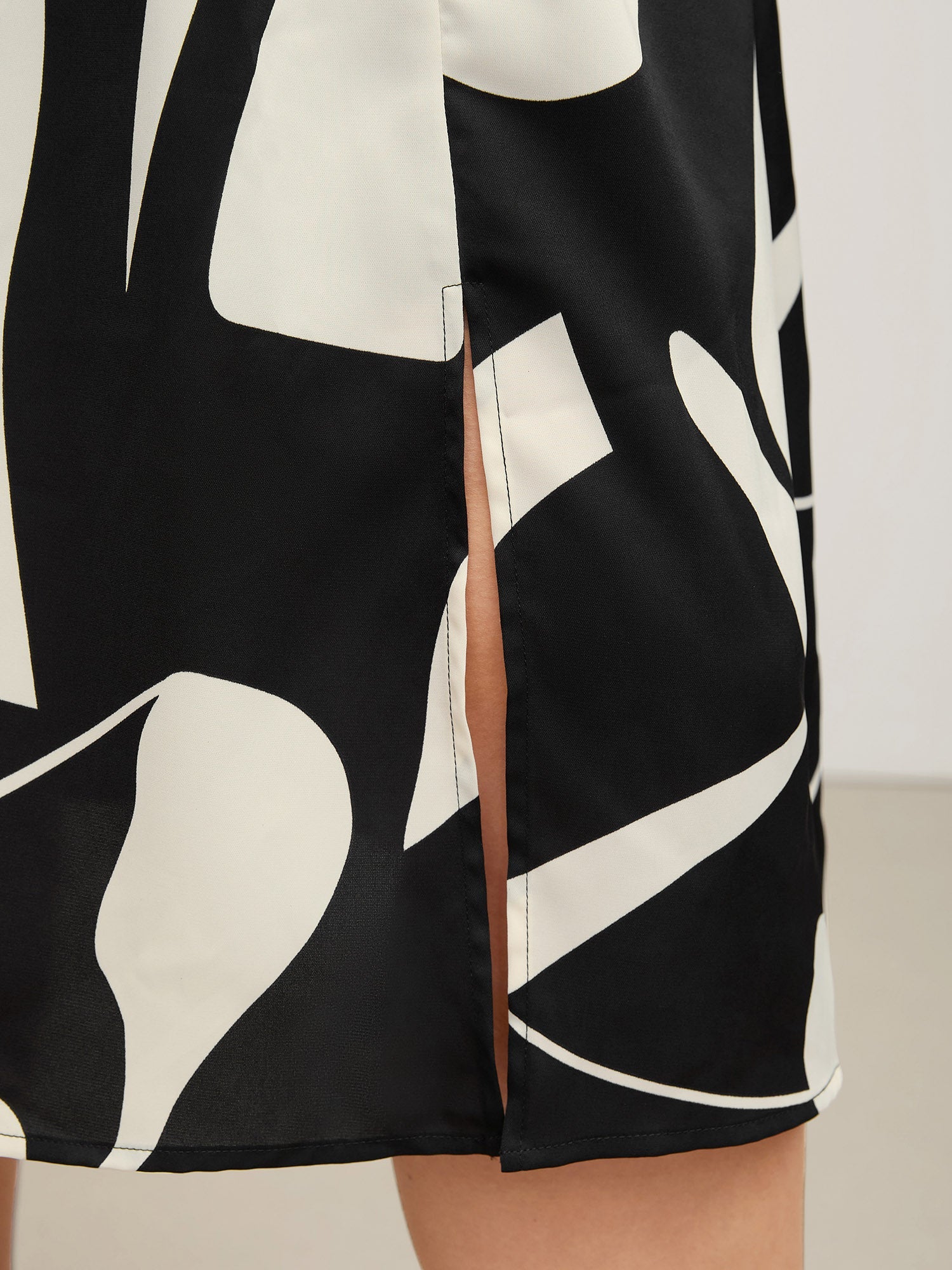 Floral Print Belted V-Neck Midi Dress