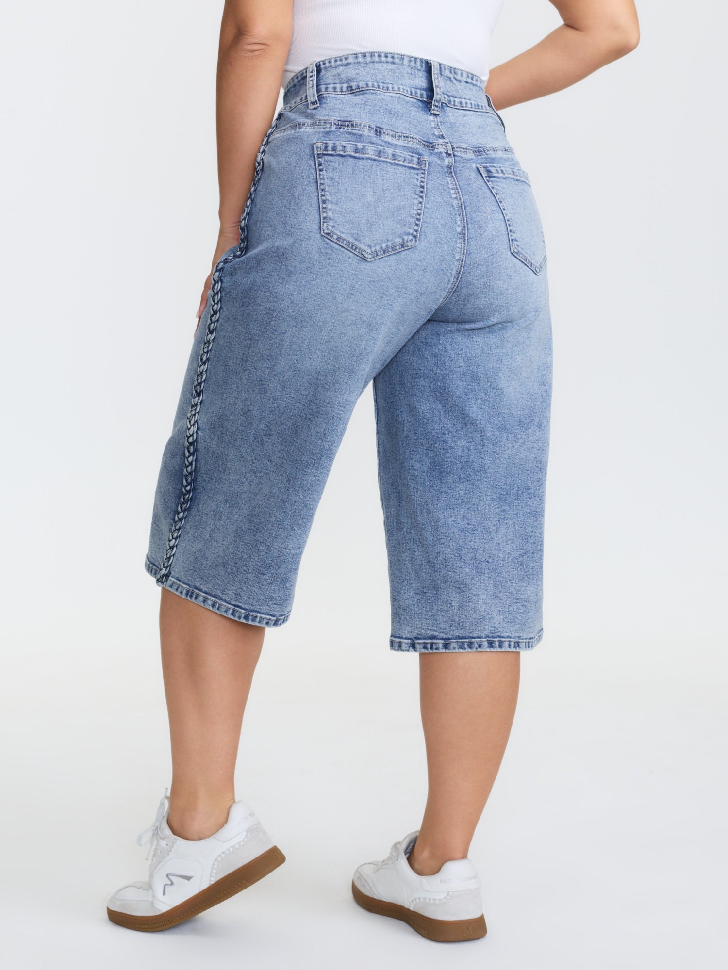 Classic Cut Wide-Leg Crop Jeans