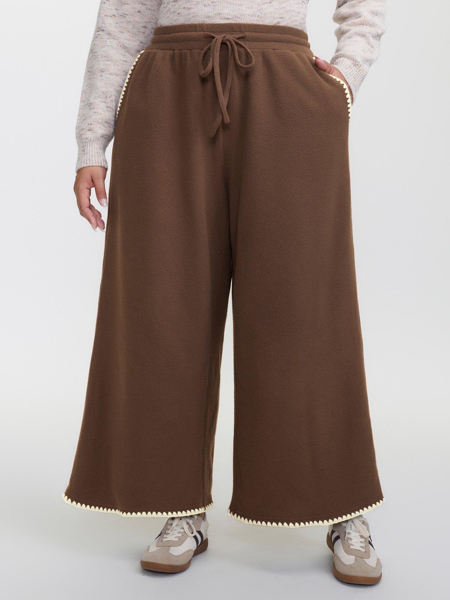 Shell Shaped Embroidery Contrast Pants